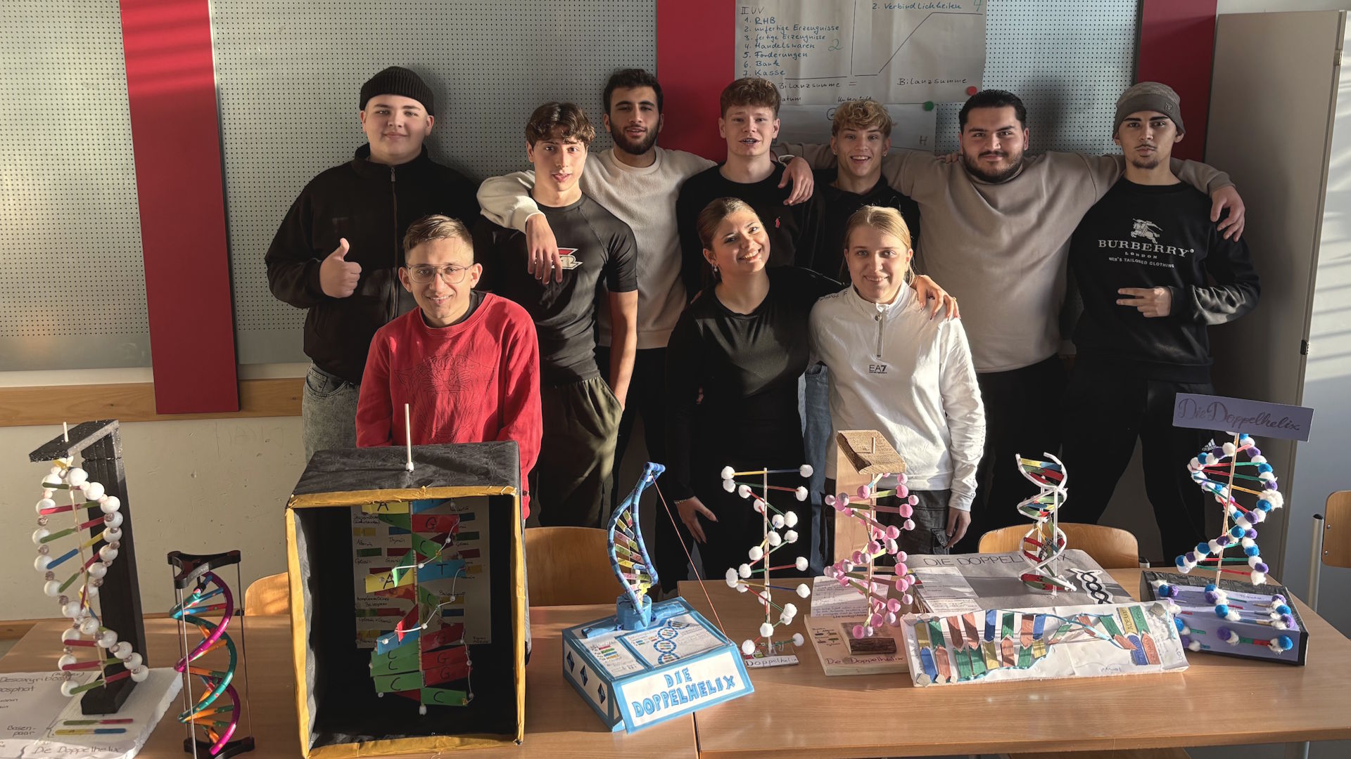 Schüler mit DNA-Doppelhelix-Modell