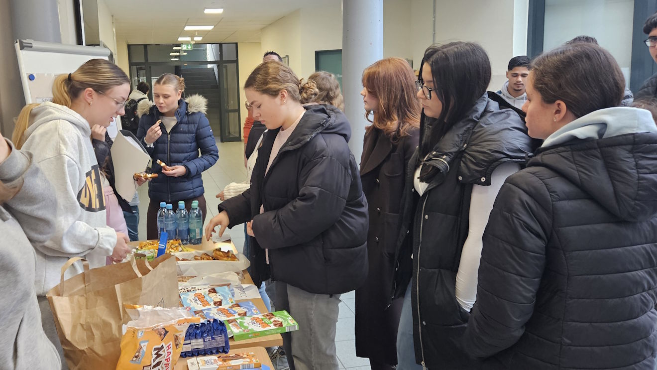 Schüler beim Verkauf von Fairtrade-Produkten