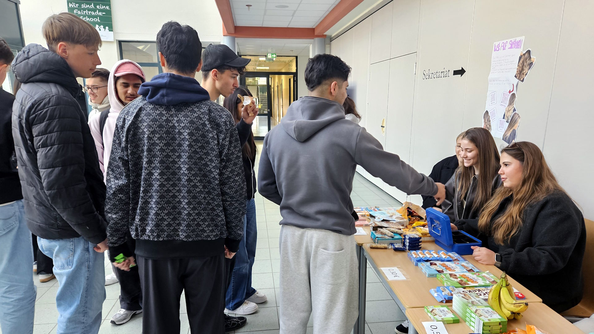 Schüler beim Kauf von Fairtrade-Produkten