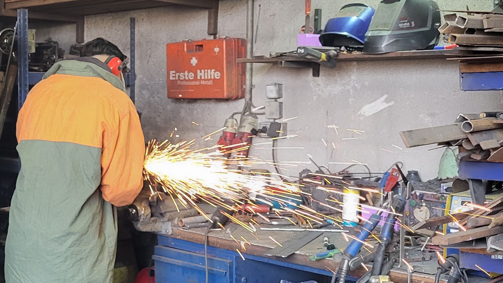 Arbeit in der Metallwerkstatt