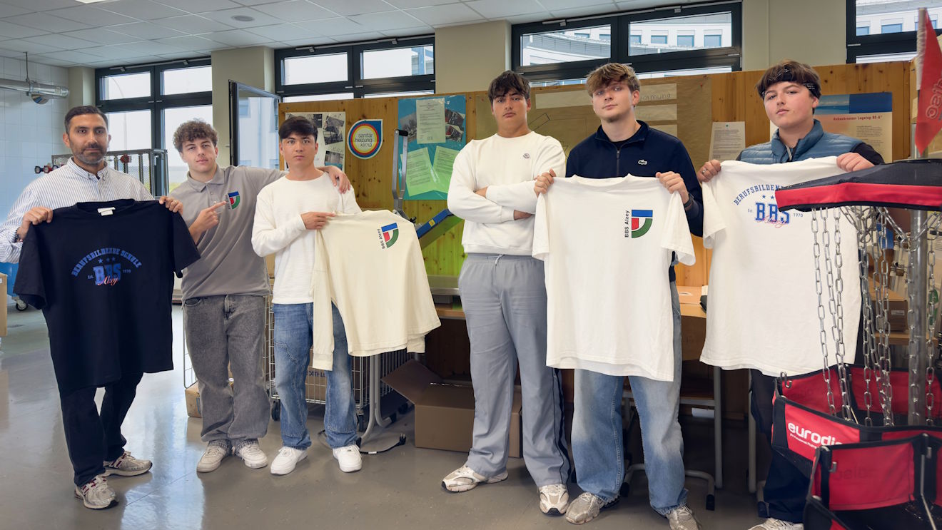 Schüler zeigen bedruckte T-Shirts